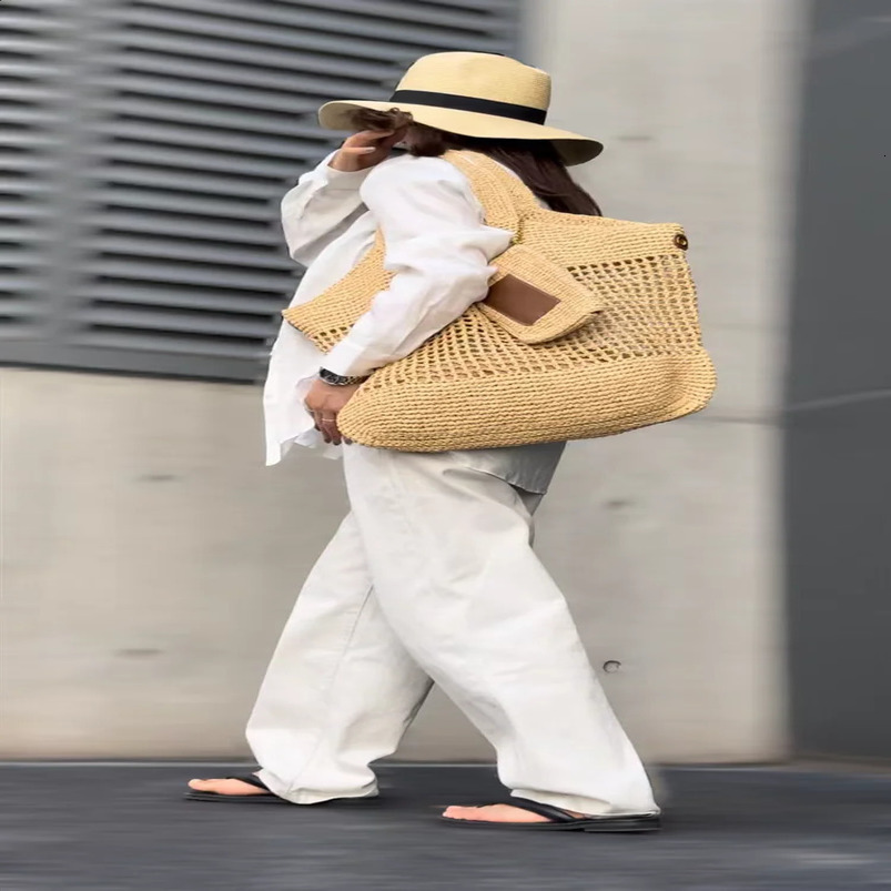 SpringSummer Grass Handbag Single Shoulder Bag Hollow Womens Shopping 240919