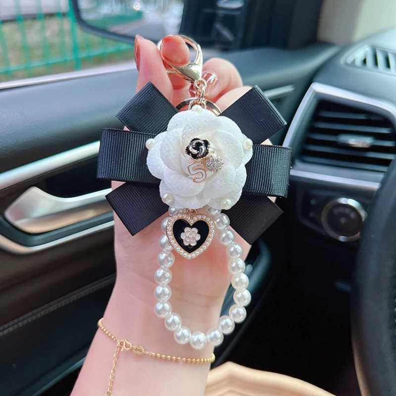 Fashion Creative Thread Camellia Flower Key Chain Pearl Chain Fashion Personality Bag Pendant for Women Car Keychain Accessories D250924