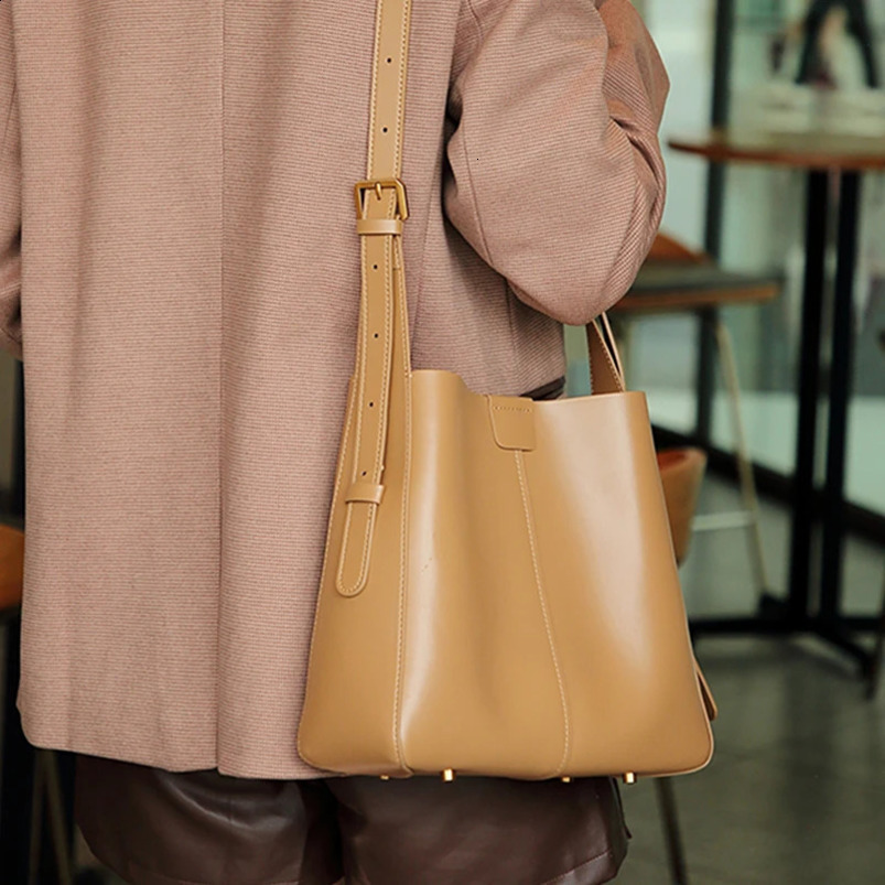 Toptrends Leather Bucket Cross Shoulder Bag Trend ner Large Capacity Womens Handbag 240817