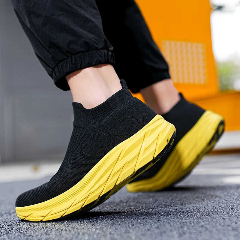 Hot Sale Unisex Knitted Sneakers Light Comfortable SlipOn Running Shoes Men Fashion Platform Sports Shoes Woman Tennis Footwear M250924