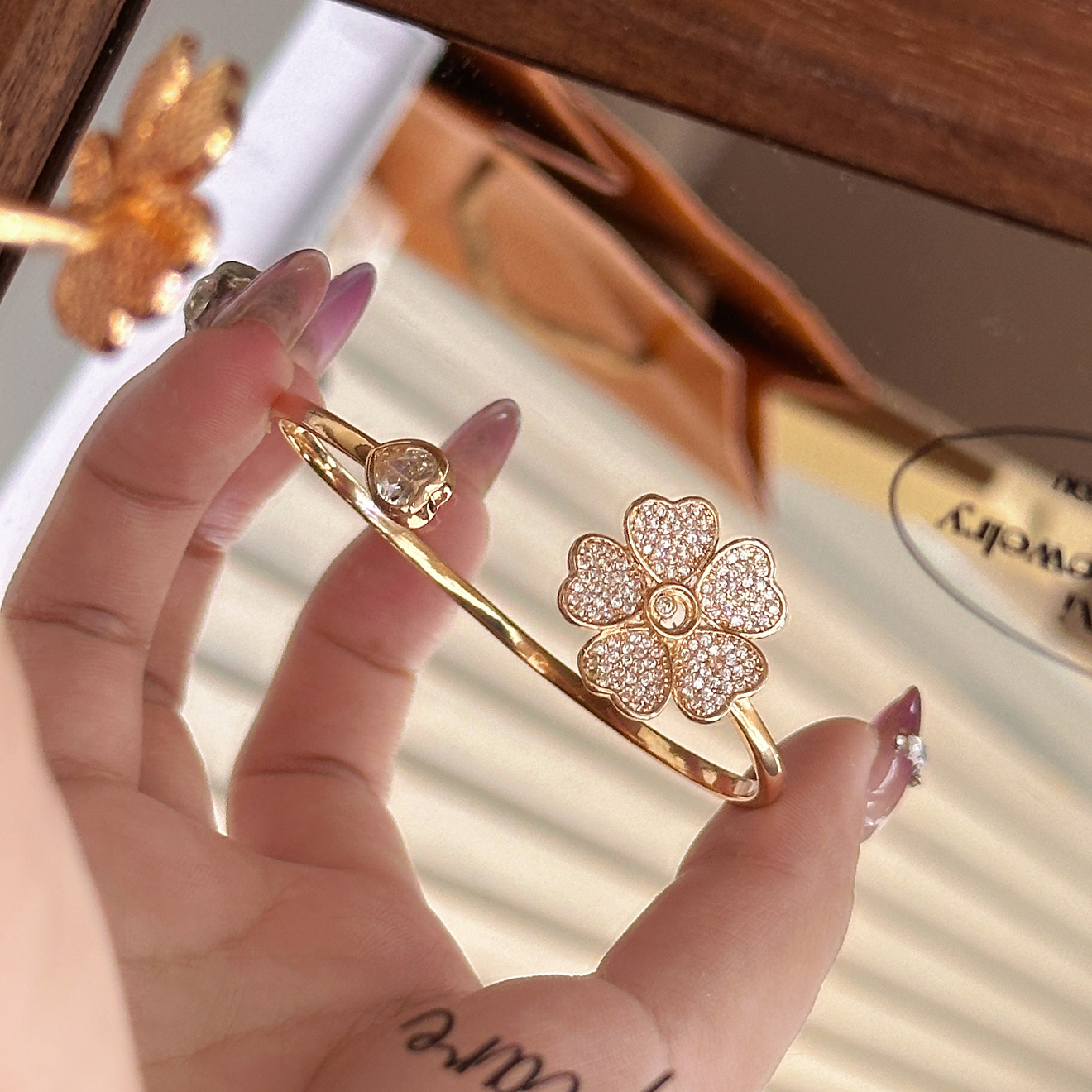 Same Style Light Exquisite Full Dia Four-Leaf Clover Bracelet for Women Elegant Versatile High-End Large Flower Bangle