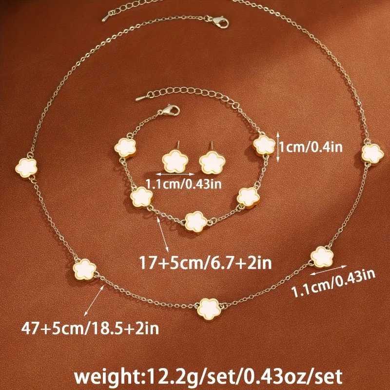 3pcsset Lucky Fivepetal Flower Necklace Bracelet Earrings Set for Women Elegant Clover Fashion Party Jewelry Gifts AccessoriesXJ250925