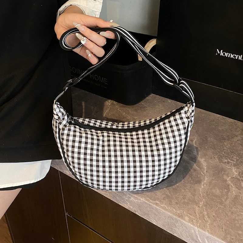 Checkered Nylon Crescent Crossbody Bag for Women Casual Crossbody Purse Lightweight Sling Bag Zipper Closure Large Capacity Z250918