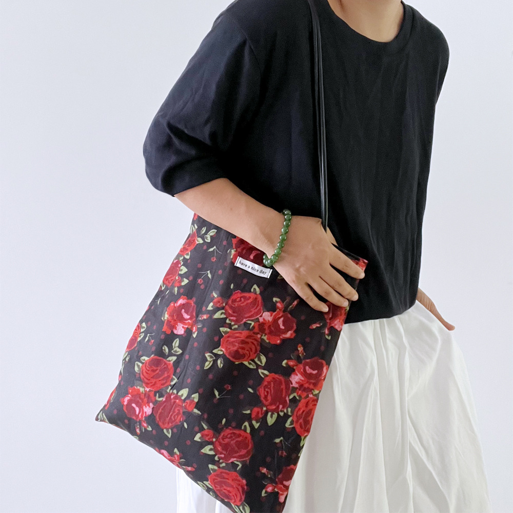 2025 Autumn/Winter New bag Style Black Rose Vacation Style Shoulder Bag Simple Retro Design Canvas Bag Large Capacity Designer Bag