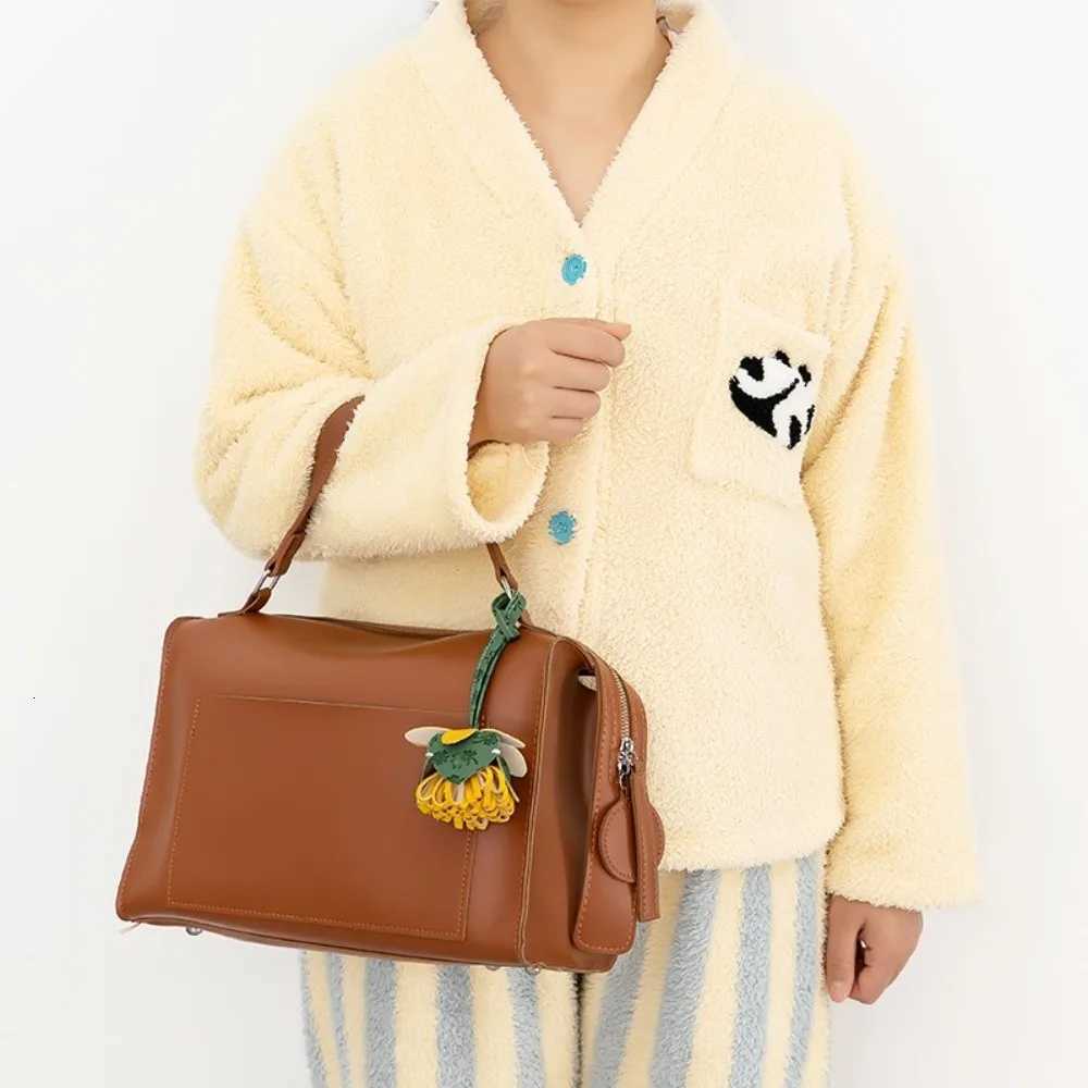 Korean Style PU Leather wer Pendant Handmade Bag Accories Leather wer Keychain Exquisite Chrysanthemum Y250925a