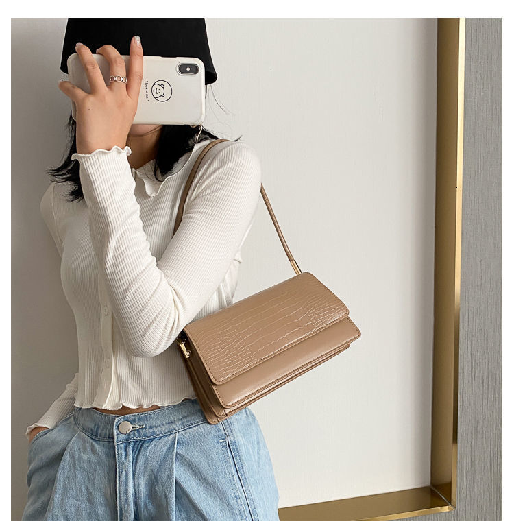 2025 autumn and winter new Hong Kong style clean retro niche bag design women's armpit bag light luxury elegant versatile women's shoulder b