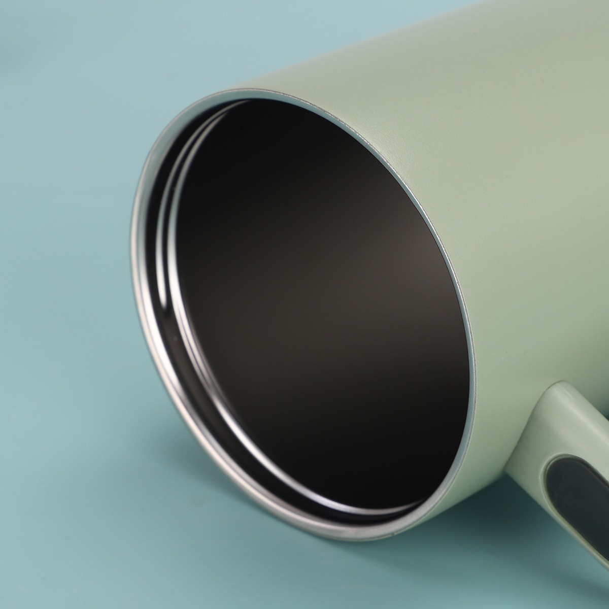 40 ounce insulated tumbler tainless steel, features a handle a flip-top lid with straw,leak-proof design non-slip rubber base, use in car cup holders,