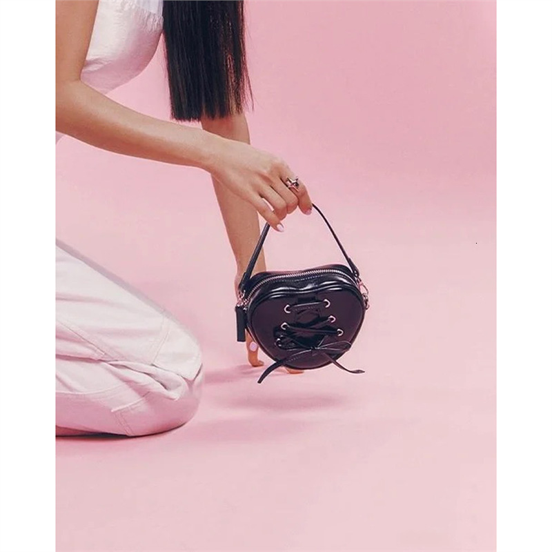 Autumn/winter 2025 new niche design Korean style minimalist design heart-shaped small bag elegant light luxury bag style handbag women's shoulder