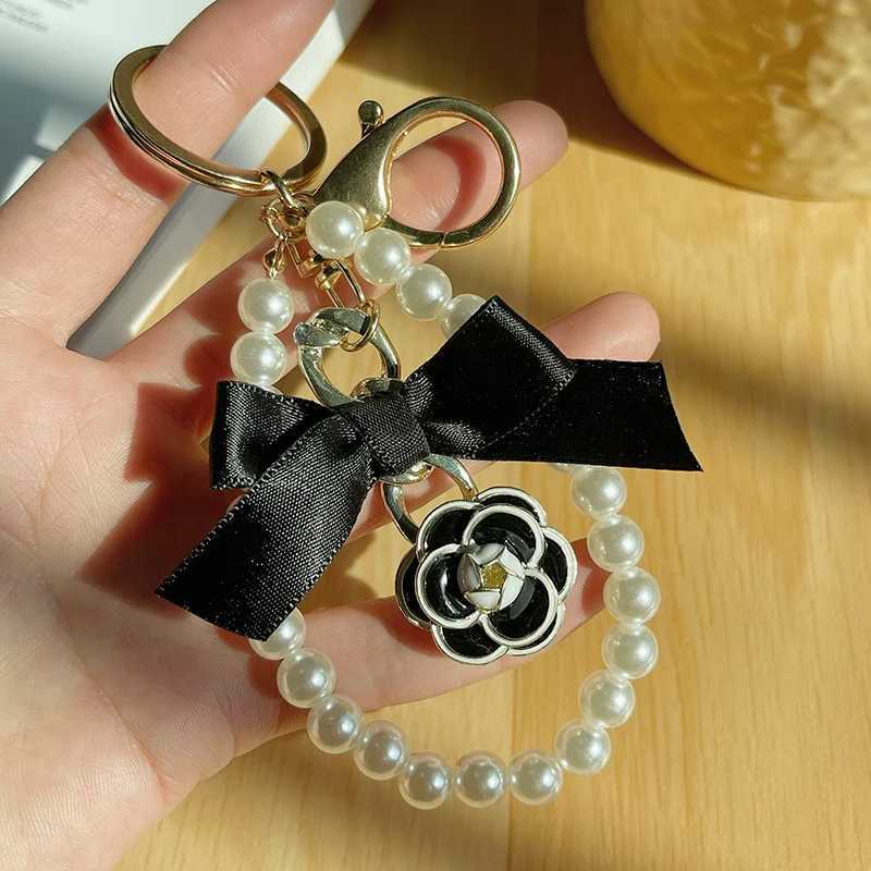 Fashion 2022 new fashion Traditional Luxury Accessories Glitter Keychain Clover Camellia Lucky Keychain Wedding Gifts for Guests D250925