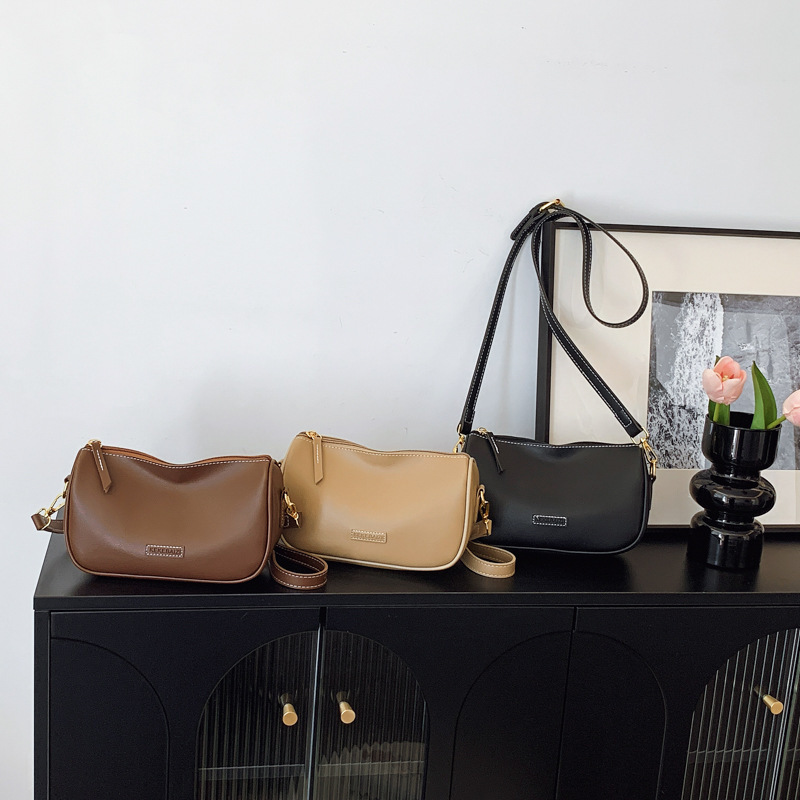 clean 2025 autumn and winter new French style handbag fashion niche design versatile trend women's bag shoulder bag retro designer bag