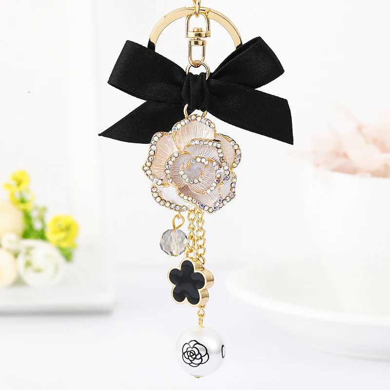 Fashion 2022 new fashion Traditional Luxury Accessories Glitter Keychain Clover Camellia Lucky Keychain Wedding Gifts for Guests D250925