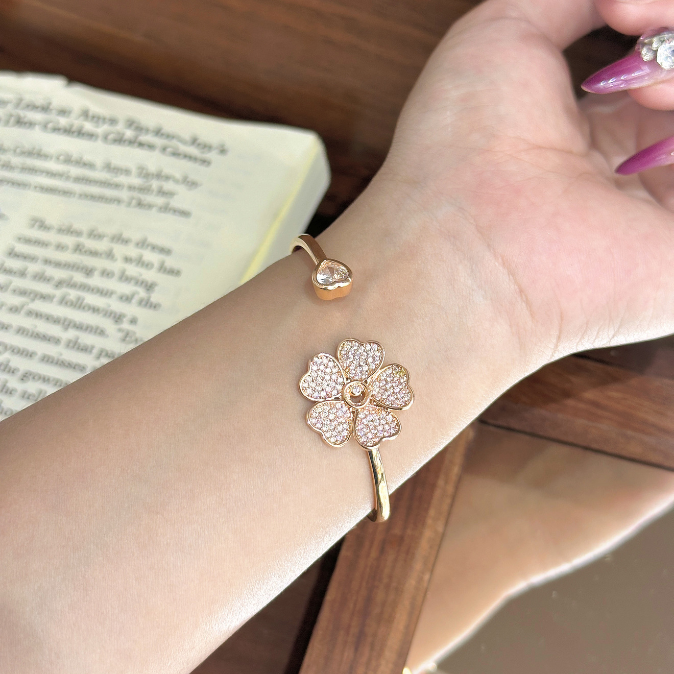 Same Style Light Exquisite Full Dia Four-Leaf Clover Bracelet for Women Elegant Versatile High-End Large Flower Bangle