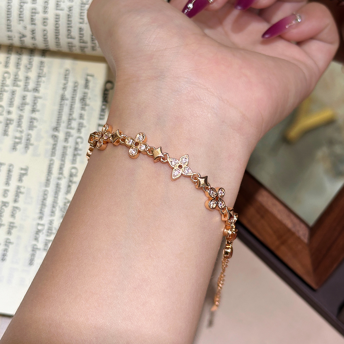 Fashion Exquisite Flower Star Niche Versatile High-End Bracelet for Women - view 4