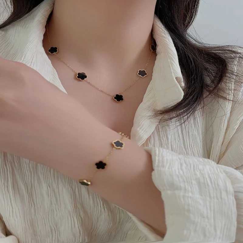 3pcsset Lucky Fivepetal Flower Necklace Bracelet Earrings Set for Women Elegant Clover Fashion Party Jewelry Gifts AccessoriesXJ250925