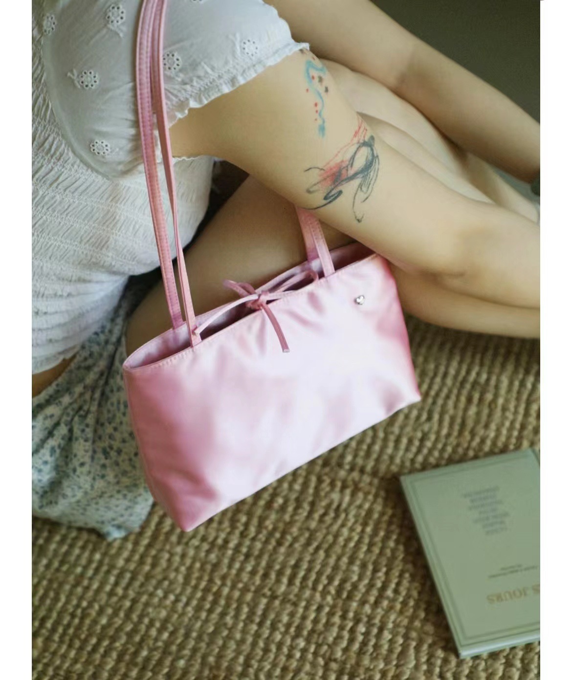 2025 autumn and winter new French style simple retro velvet clean satin niche design handbag light luxury elegant small square bag armpit bag bag desi