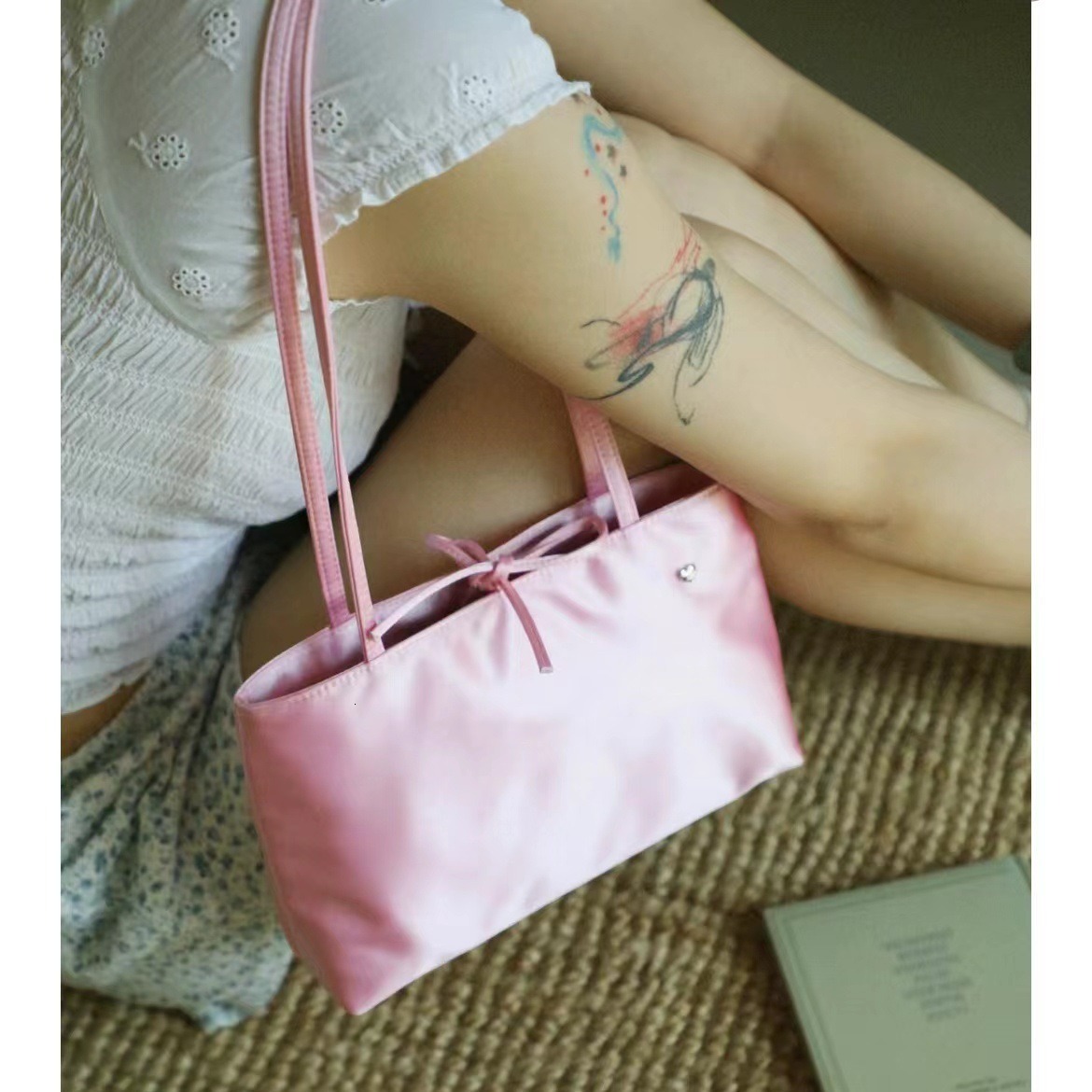 2025 autumn and winter new French style simple retro velvet clean satin niche design handbag light luxury elegant small square bag armpit bag bag desi