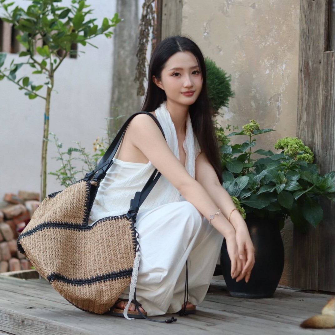 2025 Autumn/Winter New Fashionable Lazy bag Weaving Minimalist Large Capacity Beach Handheld Straw Bag Women's Shoulder Bag Designer Bag