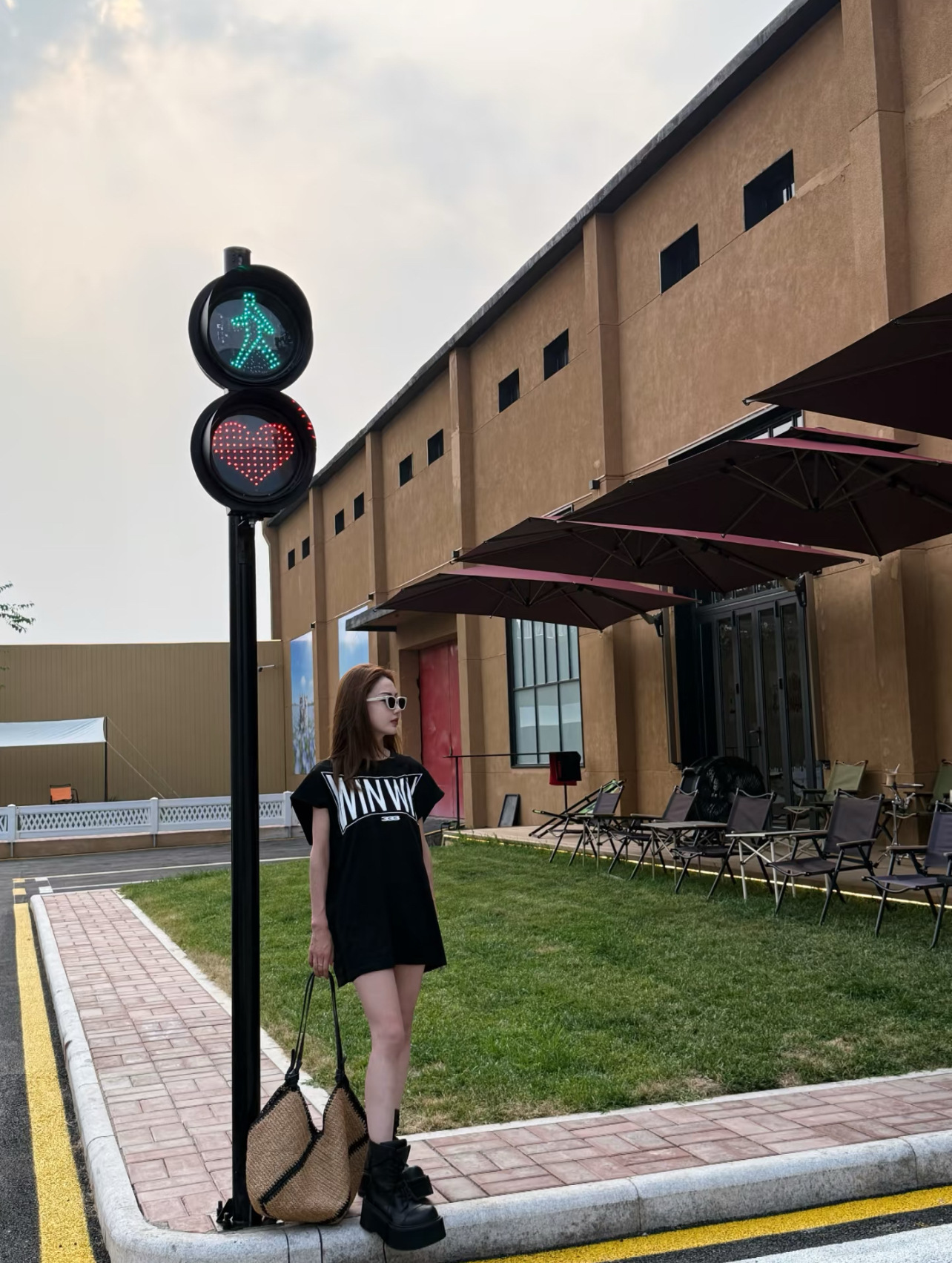 2025 Autumn/Winter New Fashionable Lazy bag Weaving Minimalist Large Capacity Beach Handheld Straw Bag Women's Shoulder Bag Designer Bag