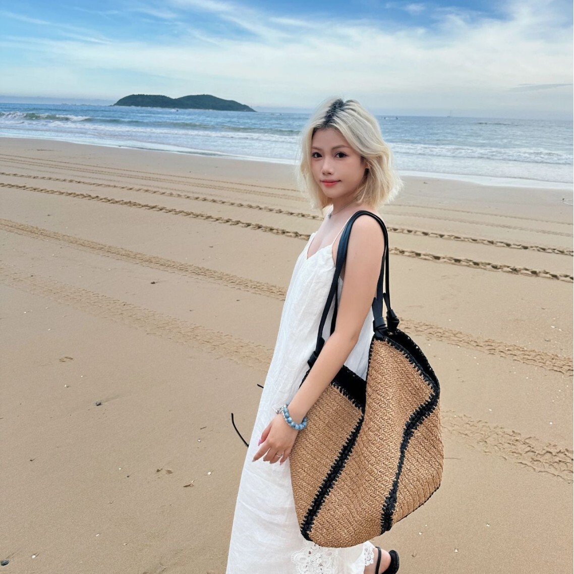 2025 Autumn/Winter New Fashionable Lazy bag Weaving Minimalist Large Capacity Beach Handheld Straw Bag Women's Shoulder Bag Designer Bag