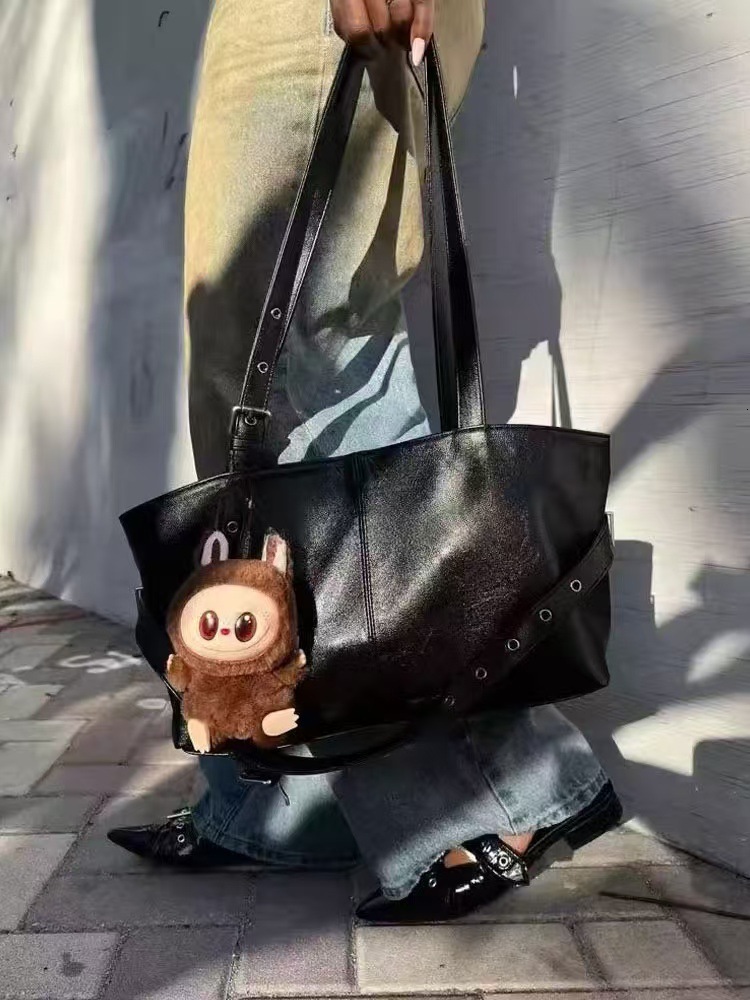 2025 autumn bag and winter new leopard print women's shoulder bag with large capacity, light luxury, niche design, commuting armpit bag, fashiona