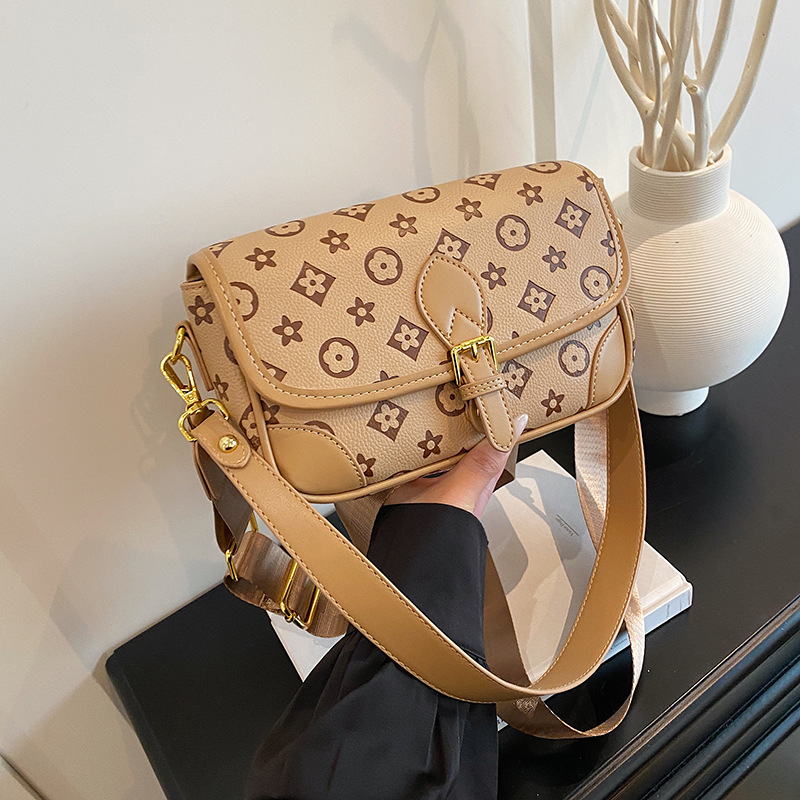 Designer bag free shipping New Printed Underarm Bag Fashionable Retro Trendy Commuter Small Square Bag for woman
