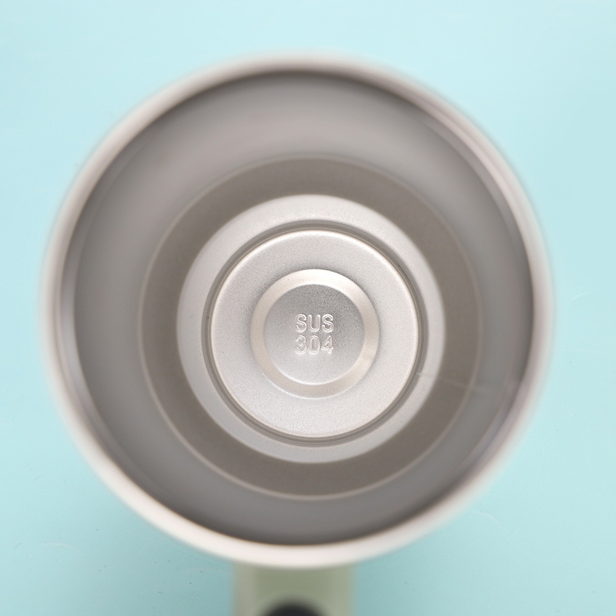 40 ounce insulated tumbler tainless steel, features a handle a flip-top lid with straw,leak-proof design non-slip rubber base, use in car cup holders,