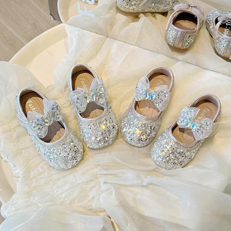 Childrens Summer Fashion Sequined Shoes Girls Cute Rhinestone Pearl Bowknot Princess Shoes Wedding Shoes Flat Heel Sandals 241219