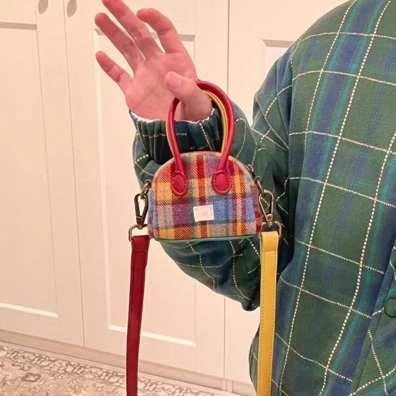 2025 autumn and winter French style new bag retro mini headphone bag with niche design, light luxury elegant style, cute coin wallet designer bag