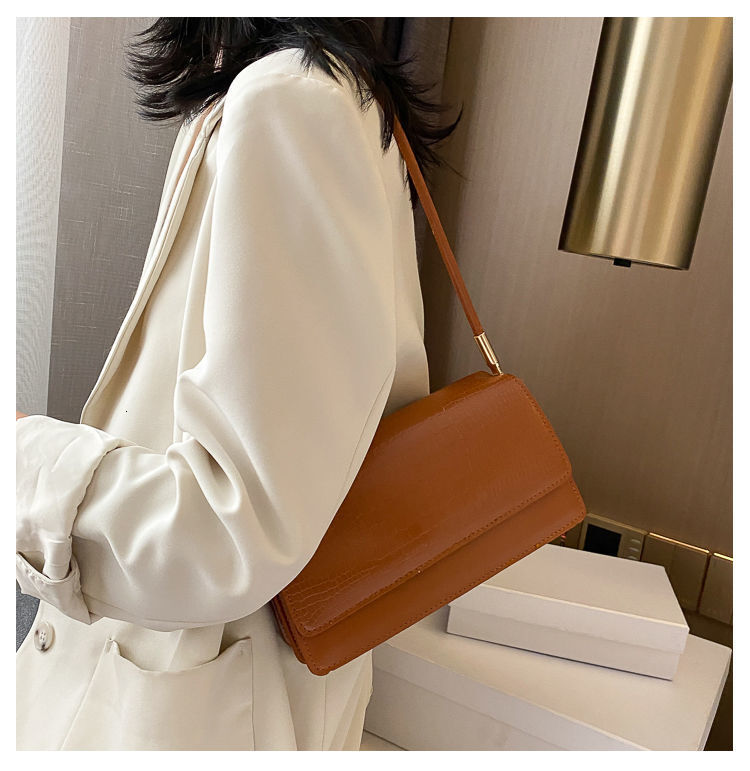 2025 autumn and winter new Hong Kong style clean retro niche bag design women's armpit bag light luxury elegant versatile women's shoulder b