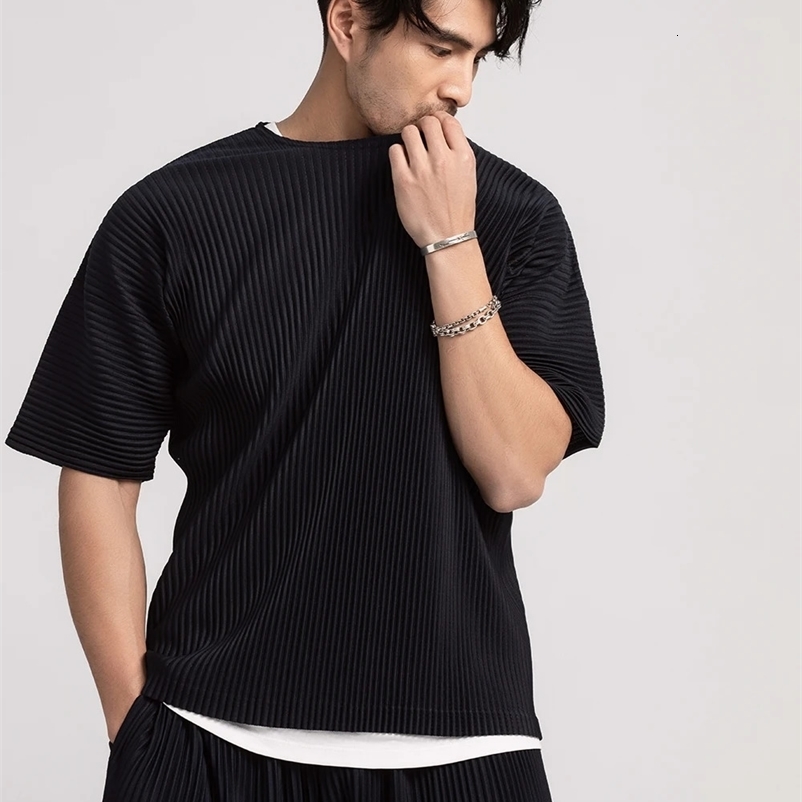 Miyake pleated mens summer shirt short sleeved plain T-shirt fashionable black shirt round neck sports top 240919