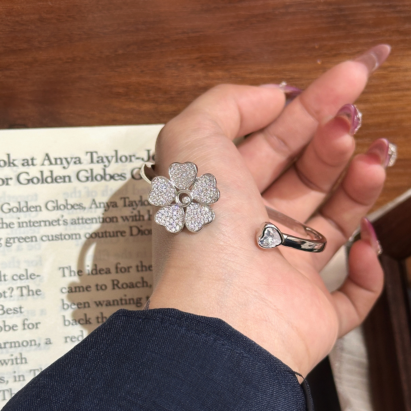 Same Style Light Exquisite Full Dia Four-Leaf Clover Bracelet for Women Elegant Versatile High-End Large Flower Bangle