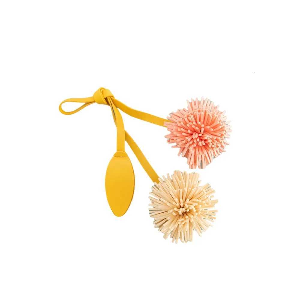 Korean Style PU Leather wer Pendant Handmade Bag Accories Leather wer Keychain Exquisite Chrysanthemum Y250925z