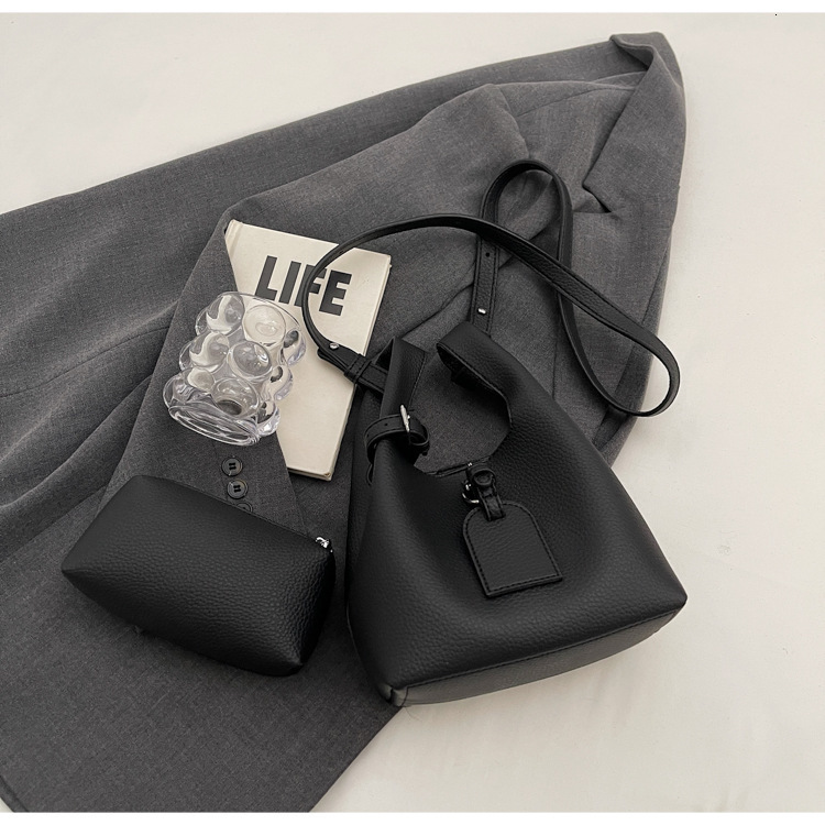 2025 autumn and winter bag new French retro style women's fashionable and elegant bucket bag niche design women's shoulder bag designer bag