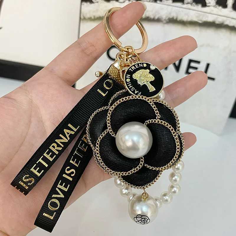 Fashion White Black Camellia Keychain Pearl String Fashion Personality Ladies Car Keychain Bag Pendant Ornaments Wholesale23 D250925