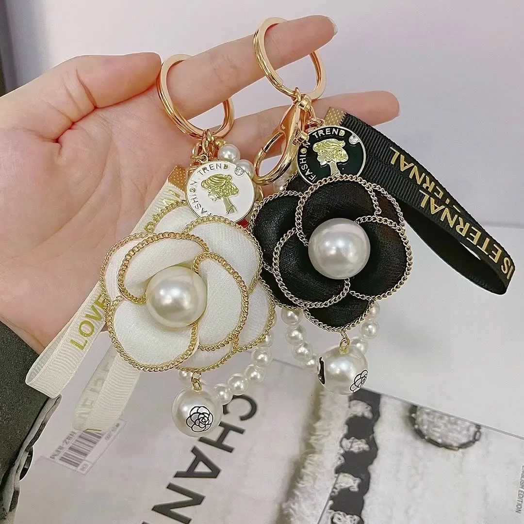 Fashion White Black Camellia Keychain Pearl String Fashion Personality Ladies Car Keychain Bag Pendant Ornaments Wholesale23 D250925