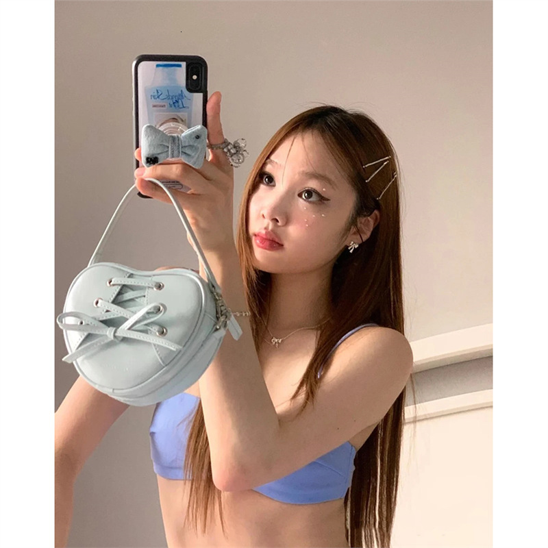 Autumn/winter 2025 new niche design Korean style minimalist design heart-shaped small bag elegant light luxury bag style handbag women's shoulder