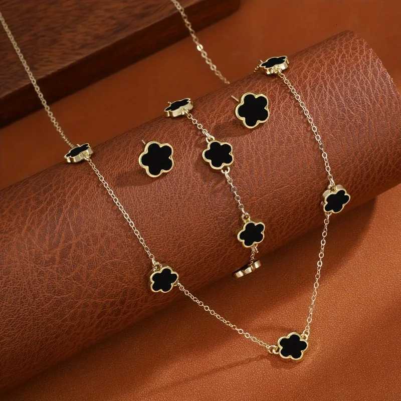 3pcsset Lucky Fivepetal Flower Necklace Bracelet Earrings Set for Women Elegant Clover Fashion Party Jewelry Gifts AccessoriesXJ250925