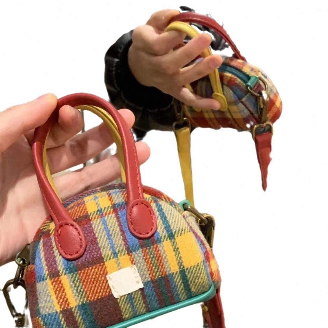 2025 autumn and winter French style new bag retro mini headphone bag with niche design, light luxury elegant style, cute coin wallet designer bag