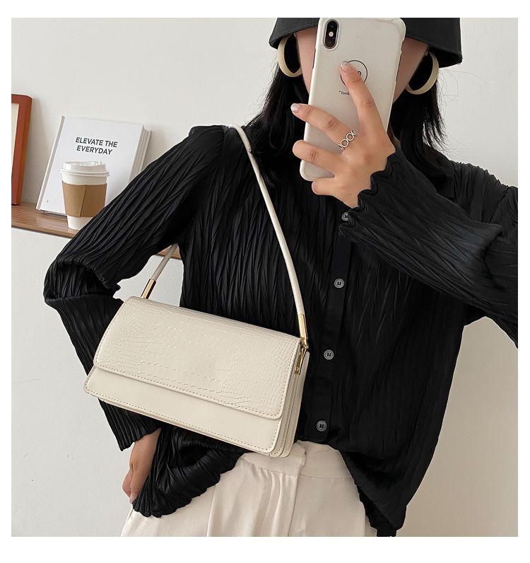 2025 autumn and winter new Hong Kong style clean retro niche bag design women's armpit bag light luxury elegant versatile women's shoulder b