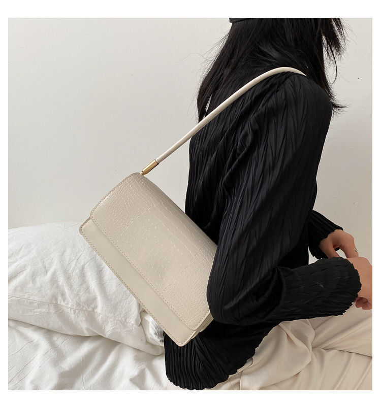 2025 autumn and winter new Hong Kong style clean retro niche bag design women's armpit bag light luxury elegant versatile women's shoulder b