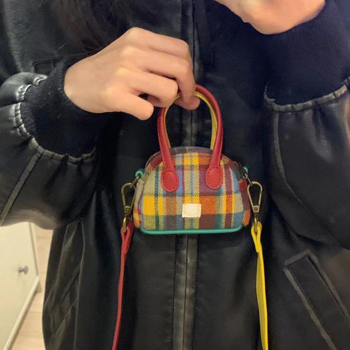 2025 autumn and winter French style new bag retro mini headphone bag with niche design, light luxury elegant style, cute coin wallet designer bag