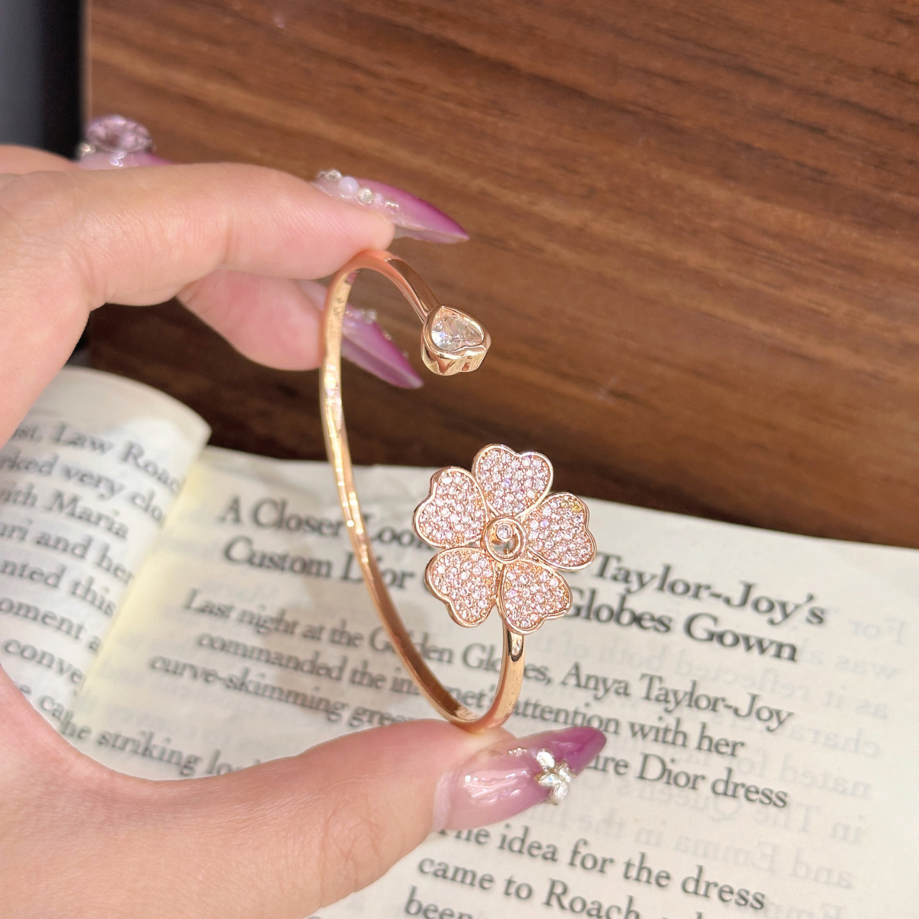 Same Style Light Exquisite Full Dia Four-Leaf Clover Bracelet for Women Elegant Versatile High-End Large Flower Bangle