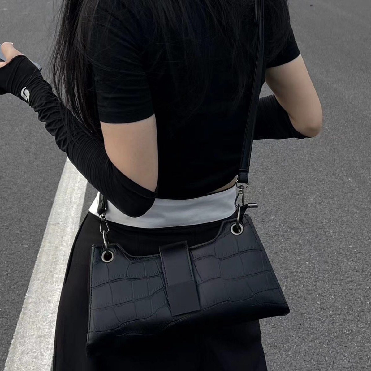 2025 autumn and winter new armpit bag trend simple clean style niche design light bag luxury retro design fashionable shoulder bag designer bag