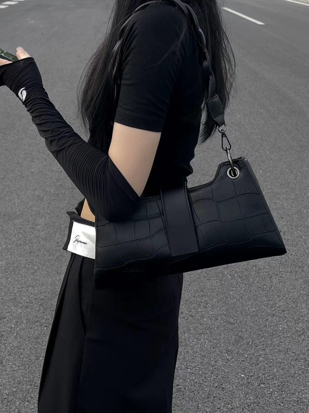 2025 autumn and winter new armpit bag trend simple clean style niche design light bag luxury retro design fashionable shoulder bag designer bag