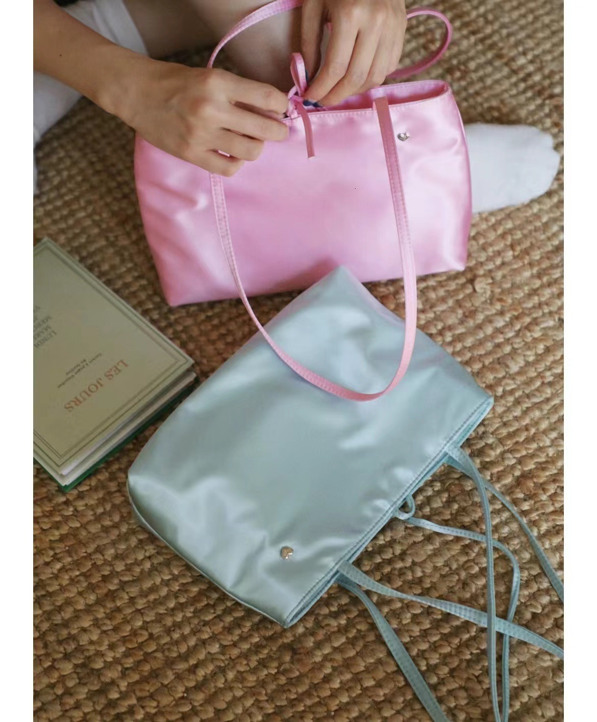 2025 autumn and winter new French style simple retro velvet clean satin niche design handbag light luxury elegant small square bag armpit bag bag desi