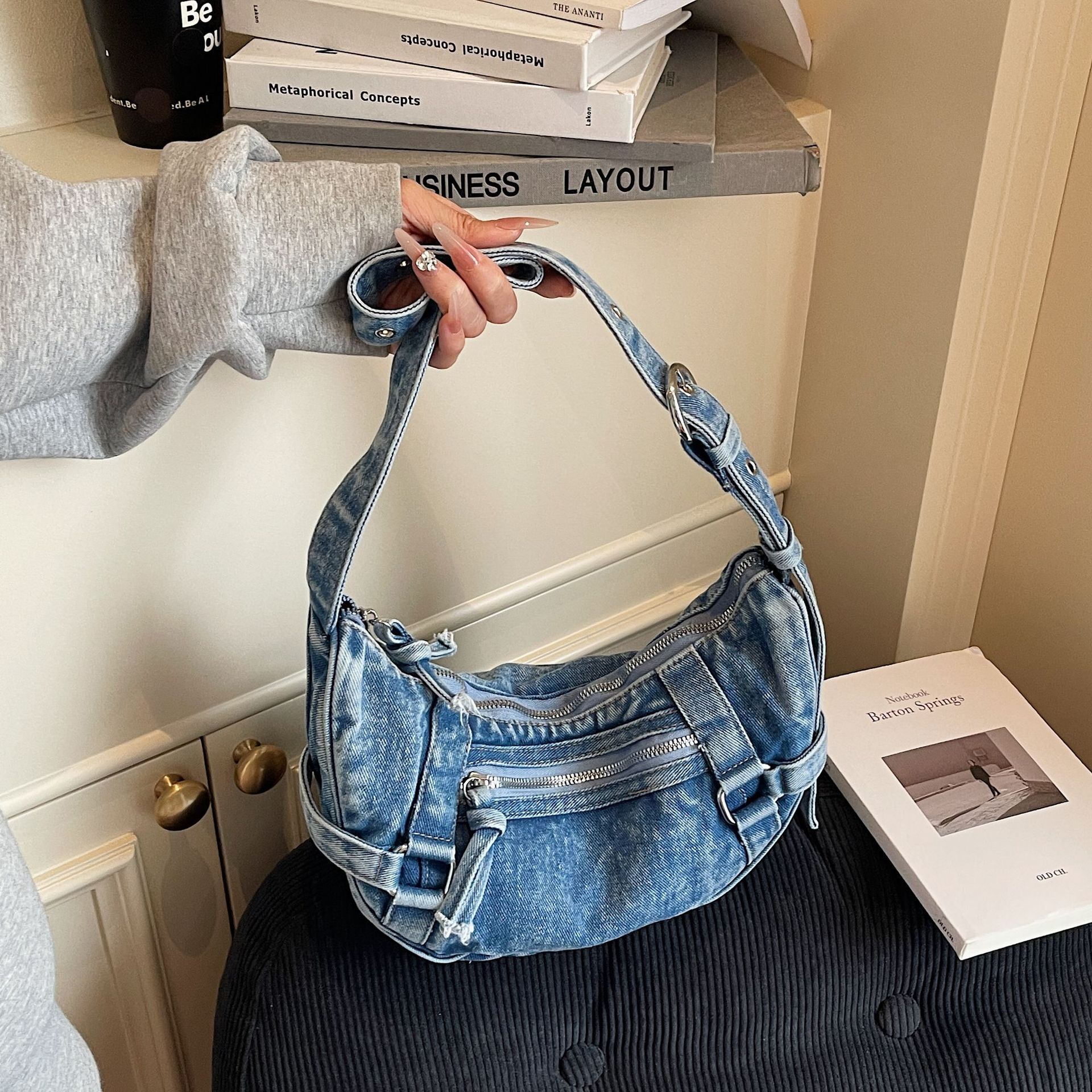 2025 autumn bag and winter new style light luxury trend Korean style niche design denim shoulder bag retro washed design clean denim designer bag