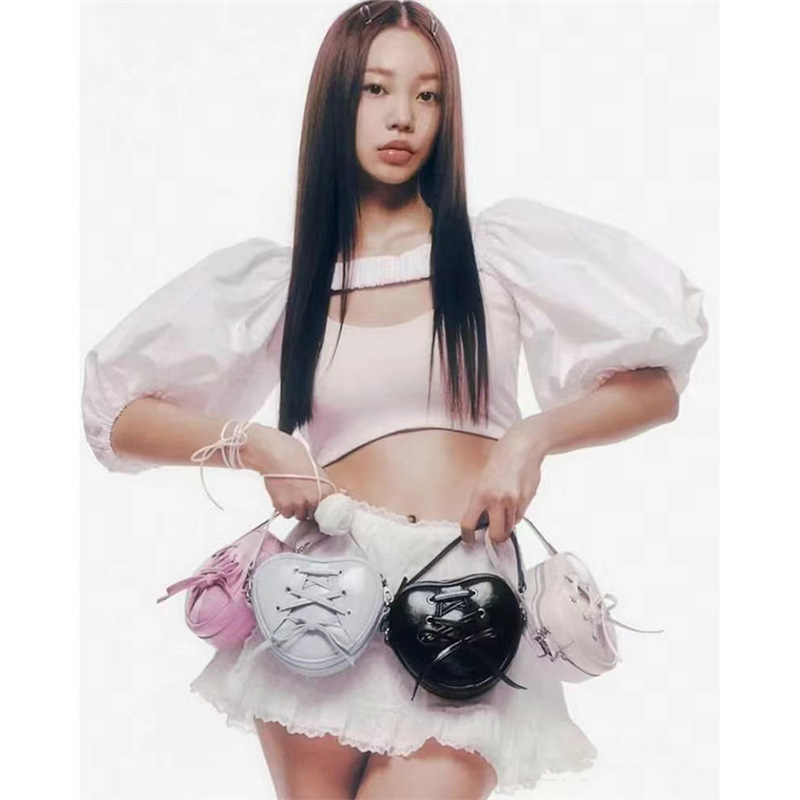 Autumn/winter 2025 new niche design Korean style minimalist design heart-shaped small bag elegant light luxury bag style handbag women's shoulder