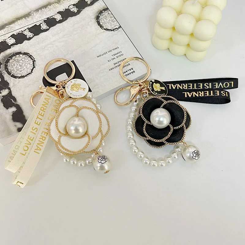 Fashion White Black Camellia Keychain Pearl String Fashion Personality Ladies Car Keychain Bag Pendant Ornaments Wholesale23 D250925