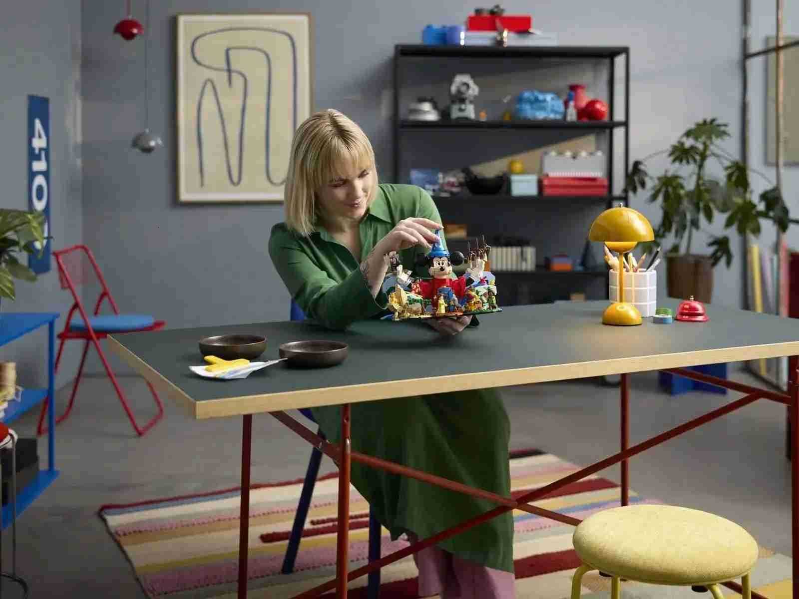 Disney Hot Toys 20241103 PCS New Magic of Legoing 21352 for Aged Birthday Christmas Gift Mickey Mouse in His Sorcerers H250925