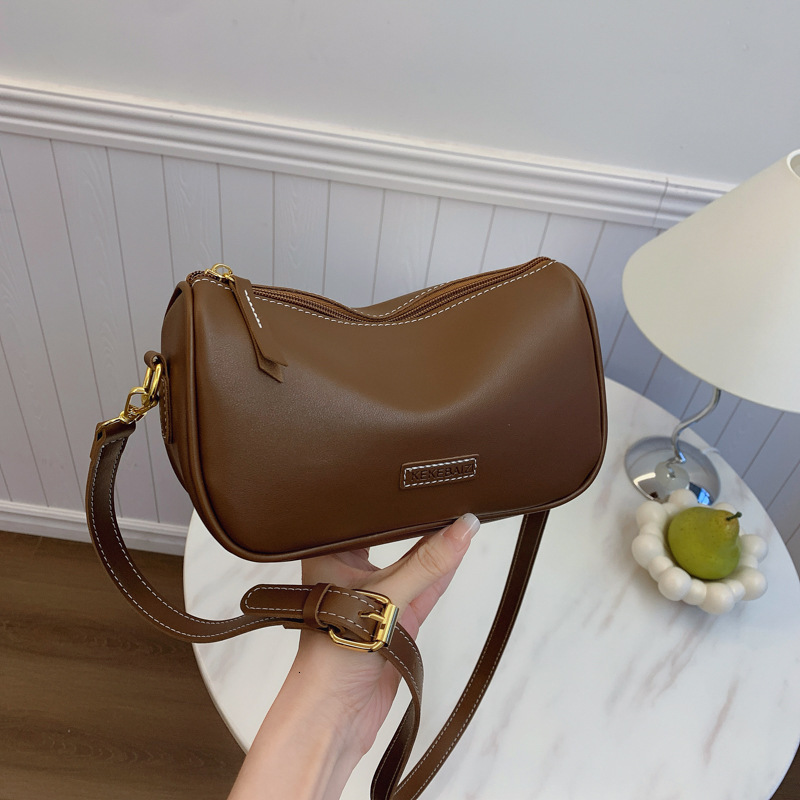 clean 2025 autumn and winter new French style handbag fashion niche design versatile trend women's bag shoulder bag retro designer bag